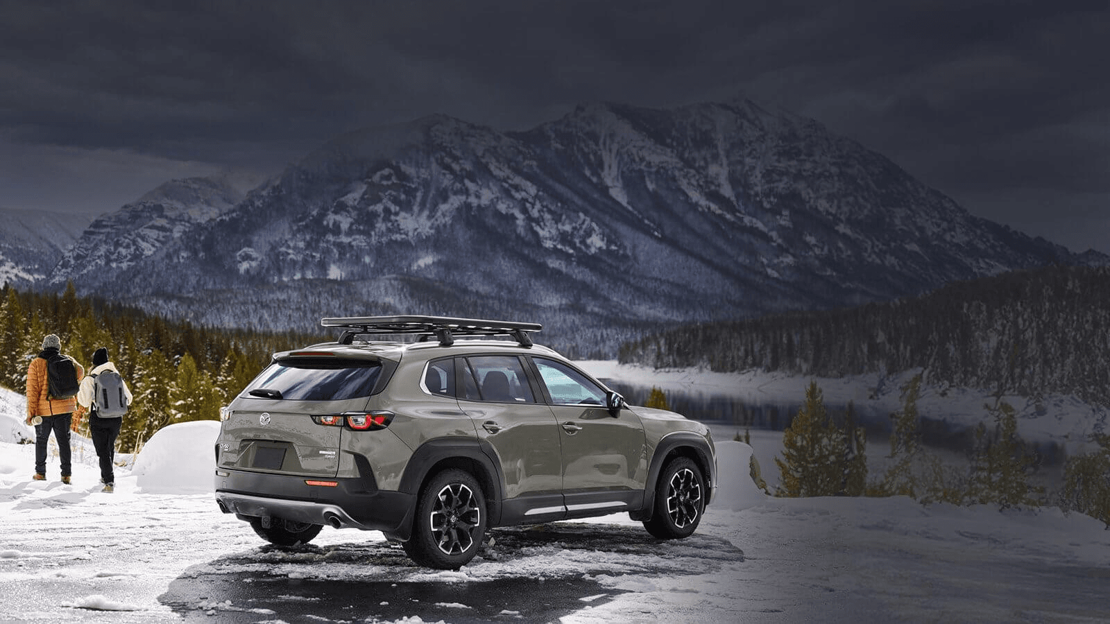 Vue 3/4 arrière du Mazda CX-50 2025 sur un lac glaçé.