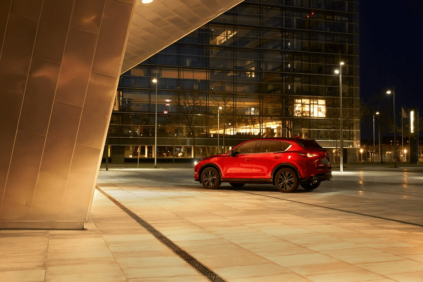 Vue 3/4 arrière de la Mazda CX-5 2024 à l'extérieur.