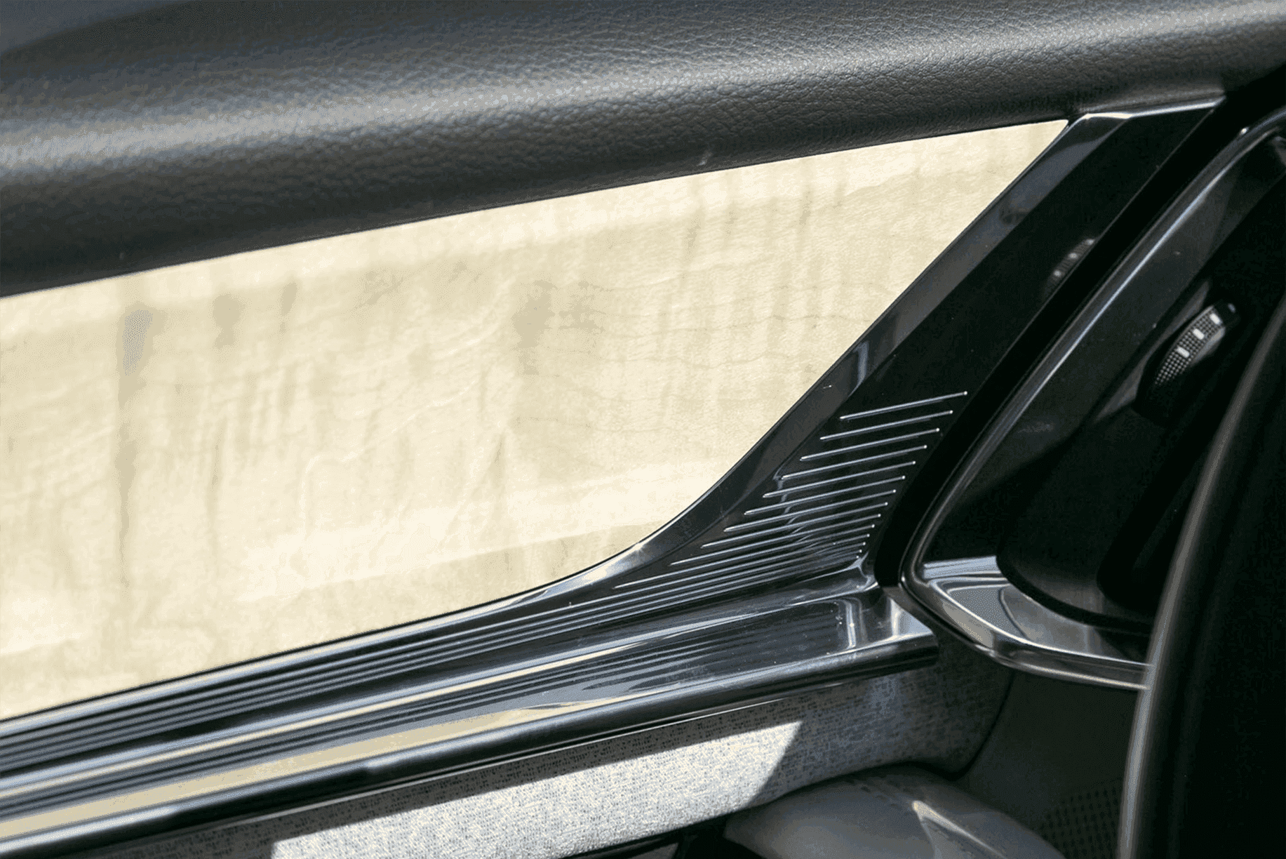 LANCEMENT-MAZDA-CX-90-interieur portes.png