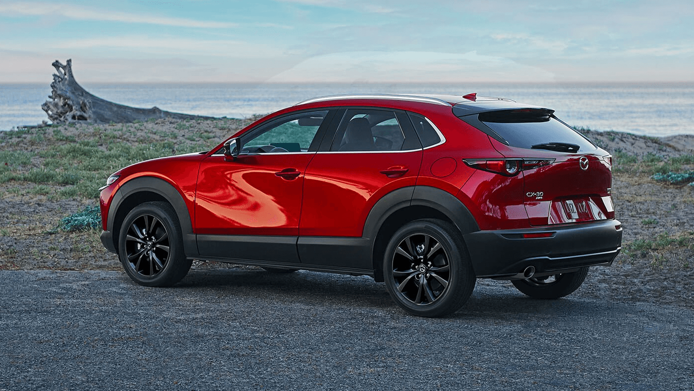 Vue arrière de la Mazda cx-30 2024 en arrêt sur bord de mer