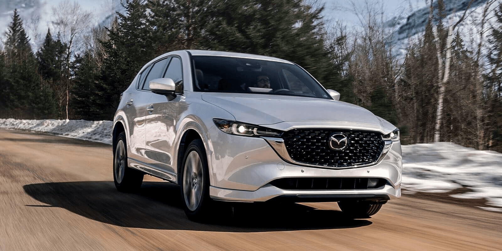 Vue 3/4 avant de la Mazda CX-5 2025 sur la route.