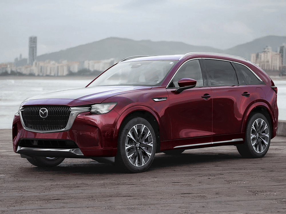 Mazda CX-90 MHEV 2025 en arrêt sur la route.