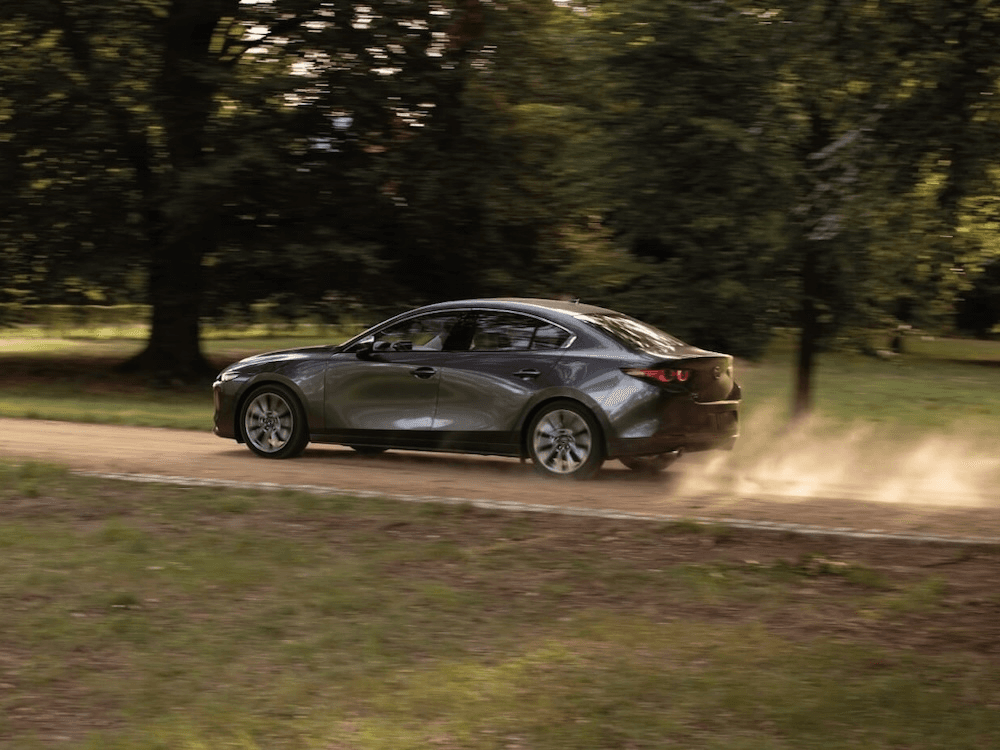 Le Mazda3 2025 à toute puissance sur un chemin.