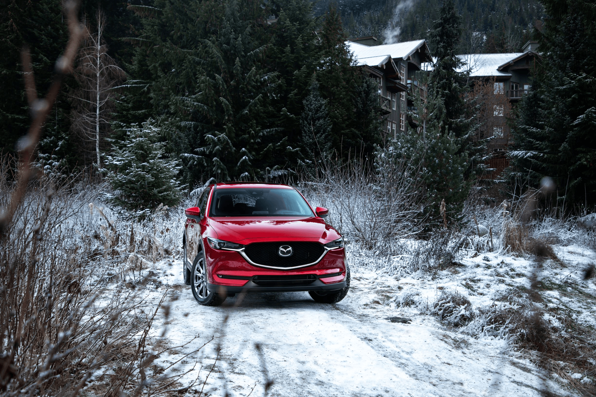 Mazda CX-5 rouge sur un chemin enneigé difficile