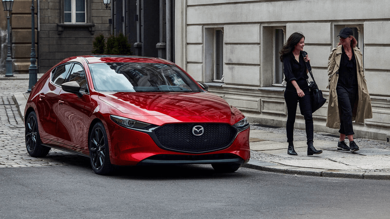 La Mazda3 Sport 2024 sur une rue en ville.