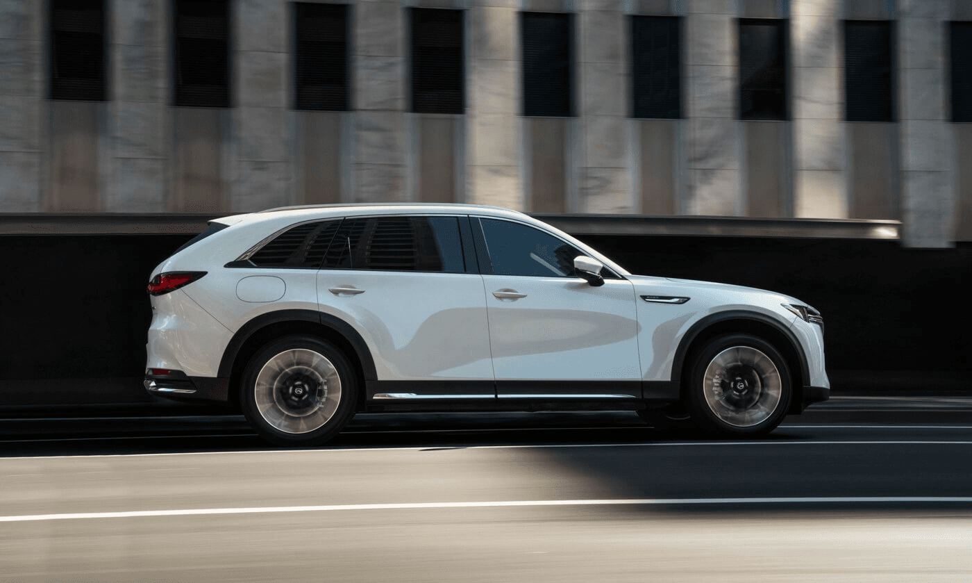 Vue latérale du Mazda CX-90 PHEV 2025 à toute puissance.