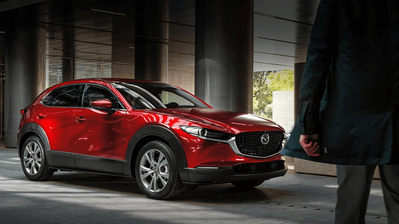Vue avant et latérale de la Mazda CX-30 2025 dans un stationnement sous-terrain