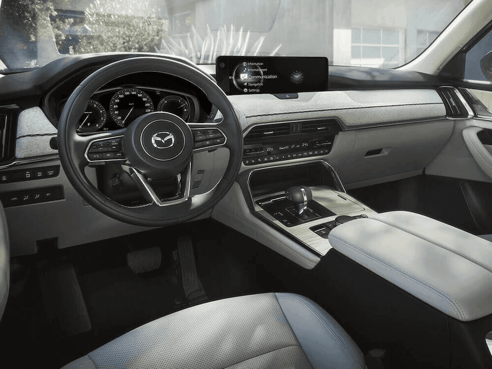 Vue intérieur du Mazda CX-90 MHEV 2025 et de sa technologie