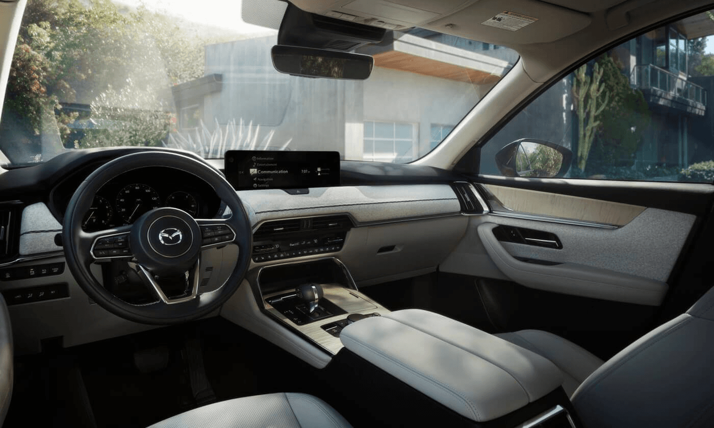 Technologies de pointe du tableau de bord du Mazda CX-90 PHEV 2025.